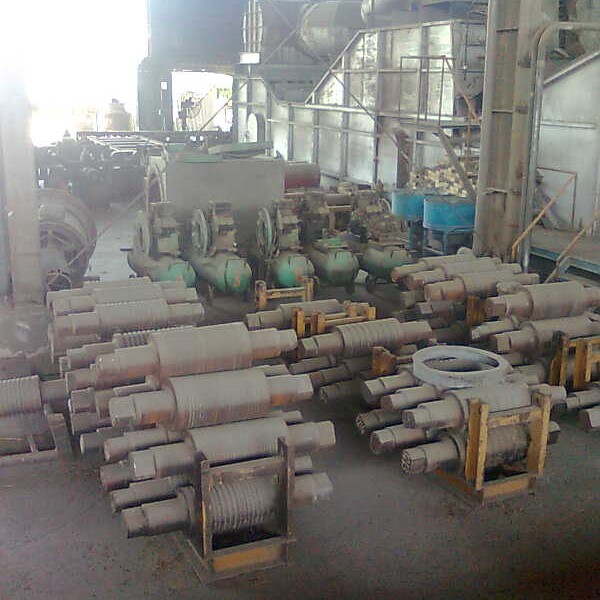 Máy CNC và hệ thống điều khiển tự động.